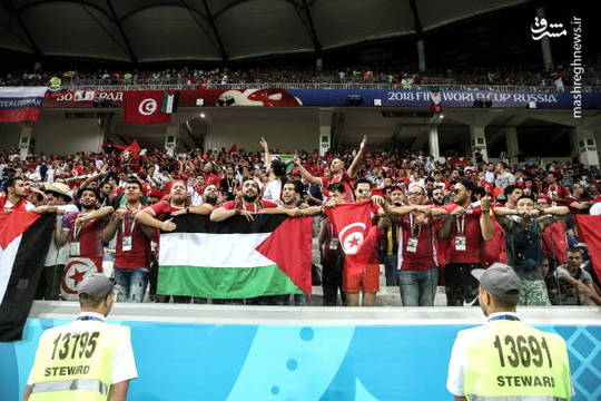 پرچم فلسطین در دستان تماشاچیان تونسی در دیدار تیم‌های ملی فوتبال تونس و انگلیس در جام جهانی 2018 روسیه.