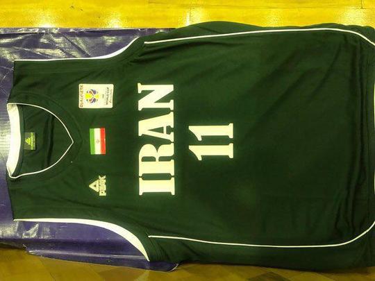 رنگ جدید پیراهن تیم ملی بسکتبال مشخص شد؛ کپی برداری از عراق! | رنگ جدید پیراهن تیم ملی بسکتبال و طراحی آن شباهت زیادی به لباس تیم ملی عراق دارد.
