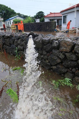 بارش باران های سیل آسا در سئول باعث وقوع سیلاب گسترده شد؛ این سیلاب عبور و مرور در شهر و روستاهای را مختل کرده است.

