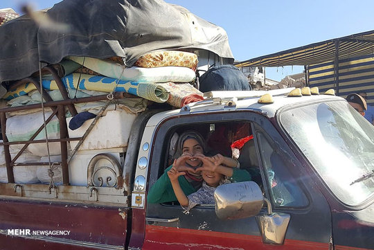 گروهی از آوارگان سوری زیر نظر سازمان امنیت ملی لبنان، از طریق منطقه ایست و بازرسی وادی حمید شهر عرسال لبنان را به مقصد جرود ترک کردند تا وارد سوریه شوند.