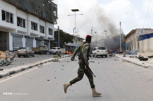 گروه تروریستی الشباب سومالی با منفجر کردن ۲ بمب در موگادیشو به یک ساختمان دولتی حمله کرد.
