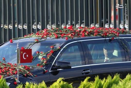 مردم پس از مراسم تحلیف اردوغان، در مقابل مجلس ترکیه از وی استقبال کردند.مراسم تحلیف ریاست جمهوری «رجب طیب اردوغان» در حضور شش هزار میهمان خارجی انجام شد.