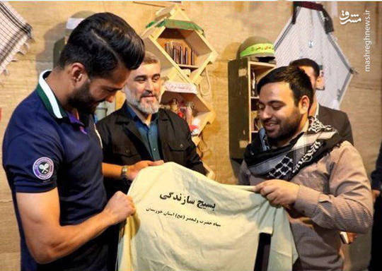 اهدای پیراهن بسیج سازندگی به مسعود شجاعی در حاشیه دیدار کاپیتان تیم‌ملی فوتبال با جهادگران در خرمشهر.