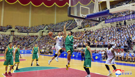 بازیکنان دو کره مسابقات دوستانه بسکتبال را در پیونگ یانگ به عنوان آخرین گام صلح آمیز همزمان با تلاش دیپلماتیک برای حل مساله کره شمالی برگزار کردند.