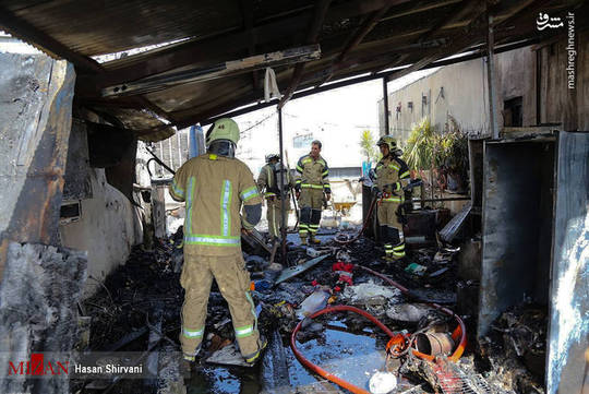 آتش سوزی در انباری پشت بام یک ساختمان تجاری در چهار راه ولی عصر تهران باعث مسمومیت دو نفر از ساکنان شد.