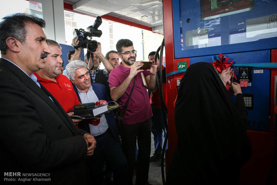 مراسم رونمایی از نخستین کارتخوان‌های هوشمند جایگاههای سوخت تهران در جایگاه پمپ بنزین میدان آزادی برگزارشد.