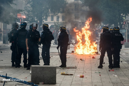 شادی خیابانی مردم فرانسه پس از قهرمانی در مسابقات جام جهانی فوتبال ۲۰۱۸، به شورش و زد و خورد با پلیس منجر شد.