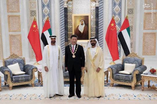 رئیس دولت امارات متحده عربی بالاترین نشان این کشور موسوم به «نشان زاید» را به گردن «شی جین پینگ» رئیس جمهور چین انداخت.