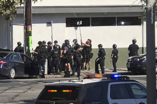  فردی مسلح که پلیس لس آنجلس در تعقیب او بود با وارد شدن به یک مرکز خرید در منطقهsilver lake شماری را گروگان گرفت.گروگانگیری در فروشگاهی در لس آنجلس با یک کشته و بازداشت گروگانگیر پایان یافت.