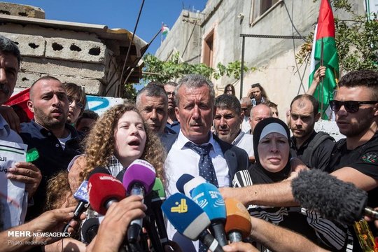 عهد تمیمی، دختر مبارز فلسطینی که به دلیل سیلی زدن به یک سرباز صهیونیست زندانی شده بود، پس از ۸ ماه آزاد شد.