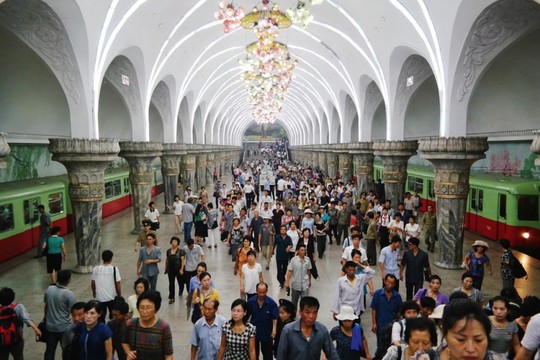 ایستگاه ‌های مترو پیونگ یانگ با سنگ‌های مرمر، لوسترهای کریستال و مجسمه‌های طلایی بیشتر به تالارهای مجلل شباهت دارد.
