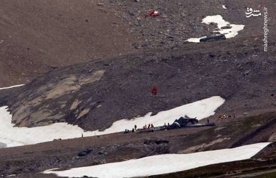 روز شنبه دو فروند هواپیمای کوچک بر فراز کوه آلپ در سوئیس سقوط کردند.