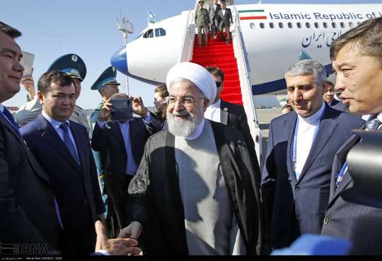 حسن روحانی رییس‌جمهوری برای شرکت در پنجمین اجلاس سران کشورهای ساحلی دریای وارد فرودگاه شهر آکتائو قزاقستان شد و مورد استقبال قرار گرفت.