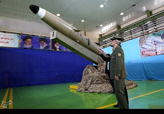 نسل جدید موشک‌های نقطه زن با نام موشک فاتح مبین با حضور امیر سرتیپ حاتمی وزیر دفاع رونمایی شد.