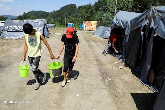 پناهجویانی که قصد مهاجرت به اروپا را دارند، به دلیل بسته شدن مرزهای اروپا، ماه هاست که در کمپ های موقت واقع در مرز بوسنی و کرواسی در شرایط بدی به سر می برند.