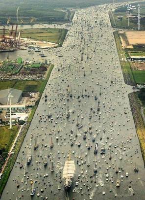 آمستردام شهر عجایب اروپایی به حدی کشتی و قایق شخصی دارد که بیشتر با ترافیک دریایی درون شهری مواجه می شوند تا ترافیک خیابانی!