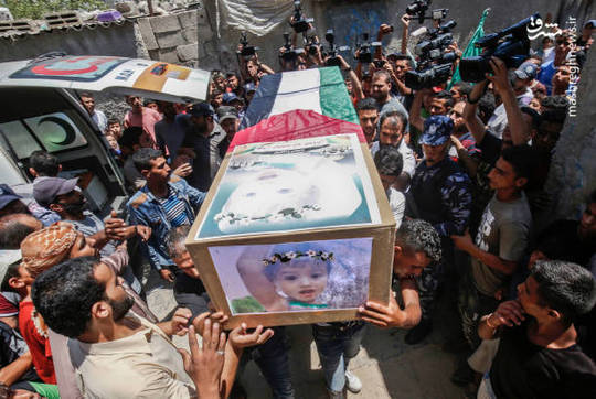 مراسم تشییع دختربچه 18 ماهه فلسطینی که در حملات جنگنده های رژیم صهیونیستی به غزه به شهادت رسیده بود، برگزار شد.