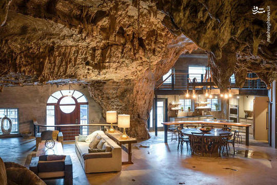 رستوران کارونزگراتو، که در یکی از غارهای زیبای گرندکنیون در آریزونا است، به شما این امکان را می‌دهد تا در کنار خوردن غذای خود در ۶۴ متری زیرزمین، از تماشای منظره یک غار باستانی نیز لذت ببرید.