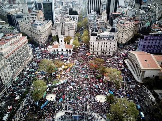 اعتصاب سراسری کارگران و کارکنان خدمات عمومی زندگی را در آرژانتین فلج کرده است، این اعتصاب به فراخوان فدراسیون اتحادیه‌های کارگری و در اعتراض به سیاست اقتصادی رئیس جمهور محافظه‌کار این کشور به راه افتاده است.