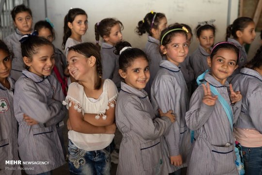 هزاران کودک پناهجوی سوری پس از سالها آوارگی و محرومیت از تحصیل، در کشورهای همسایه از جمله لبنان و اردن دوباره به مدرسه می روند.