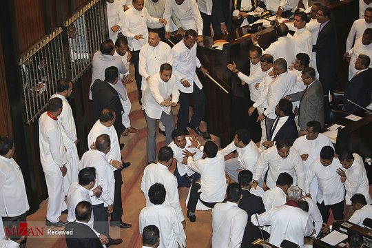 نمایندگان رقیب در پارلمان سریلانکا در حالی با یکدیگر زد و خورد کردند که ماهیندا راجاپاکسا نخست وزیر این کشور مدعی شد رئیس پارلمان هیچ حقی برای برکناری وی از سمتش با رای گیری شفاهی ندارد.