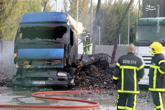 جلیقه زردهای معترض به افزایش نرخ سوخت در فرانسه خیابان های شهرهای مختلف را بسته و چند جایگاه سوخت را آتش زدند و نیز کامیونی را به آتش کشیدند.