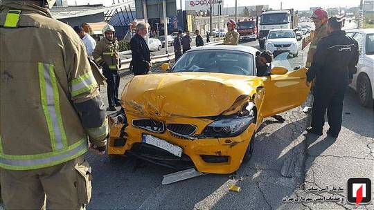 تصادف شدید BMW با پژوپارس در بلوار کوهک، نرسیده به بزرگراه شهید فهمیده منجر به حبس راننده پژوپارس داخل خودرو و مصدومیت جزئی شد.