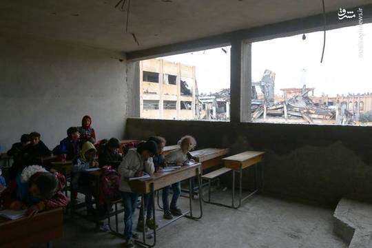 دانش آموزان سوری در شهر رقه در مدارس تخریب شده که از ابتدایی ترین امکانات نیز محروم هستند. جنگ ویرانگر در این شهر در زمان اشغال آن از سوی داعش خسارات زیادی به زیرساخت‌های رقه وارد کرده است.