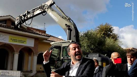«ماتئو سالوینی» وزیر کشور ایتالیا شخصا برای خراب کردن یک ویلای لوکس که به طور غیرقانونی در «رم» پایتخت این کشور ساخته شده است، اقدام کرد.