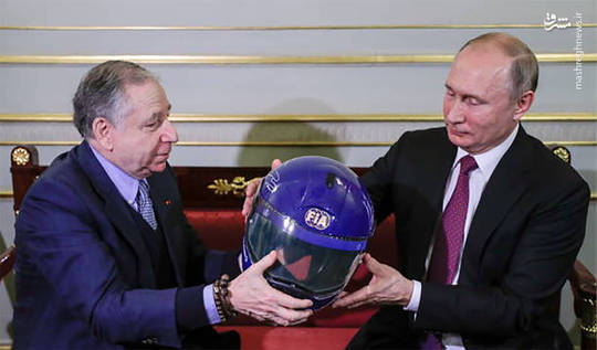 ژان تاد رئیس فدراسیون جهانی اتومبیلرانی در دیدار با ولادیمیر پوتین رئیس جمهور روسیه به وی یک کلاه ایمنی ویژه مسابقات اتومبیلرانی اهدا کرد.