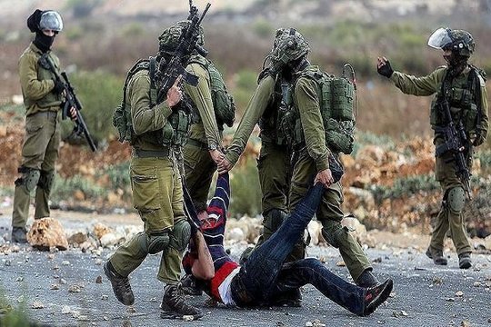 نظامیان رژیم صهیونیستی ضمن یورش به کرانه باختری ۳۵ فلسطینی از جمله ۲ عضو حماس را بدون تفهیم اتهام بازداشت کردند.