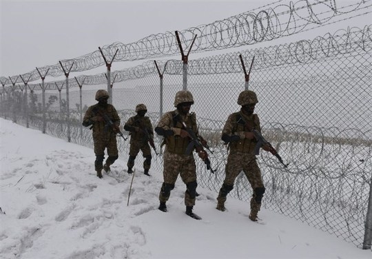 در حالیکه بارش برف قسمت‌های وسیعی از مرز مشترک پاکستان و افغانستان را سپید پوش کرده است، عملیات حصار کشی توسط ارتش پاکستان ادامه دارد.
