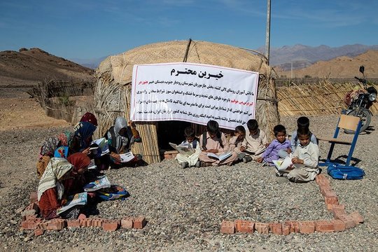 دانش آموزان روستای لالی‌کشته از توابع بخش جازموریان شهرستان رودبار جنوب در استان کرمان در وضعیتی نامناسب در حال تحصیل در این مدرسه کوچک کپری هستند.
