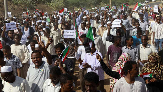 خبرها از کشور سودان حاکیست، مردم از یک ماه قبل در اعتراض به وضعیت گرانی و معیشتی به خیابان‌ها آمده‌اند و تظاهرات‌های گسترده‌ای را در شهرهای مختلف برگزار کرده‌اند.اعتراص مردم به وضعیت بد اقتصادی ادامه دارد و مردم خواهان کناره گیری رئیس جمهور از قدرت هستند.