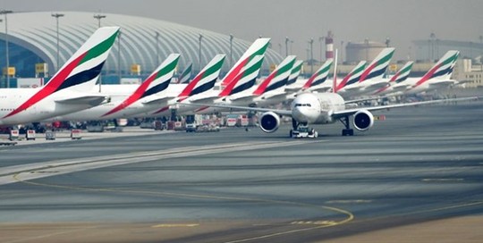 سخنگوی فرودگاه دبی از تأخیر در پروازهای این فرودگاه به دلیل وجود پهپادهای مشکوک خبر داد.
