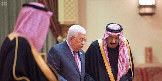 رئیس تشکیلات خودگردان فلسطین با پادشاه سعودی در کاخ ملک سلمان در ریاض دیدار و با وی درباره آخرین تحولات مربوط به فلسطین گفت‌وگو کرد.
