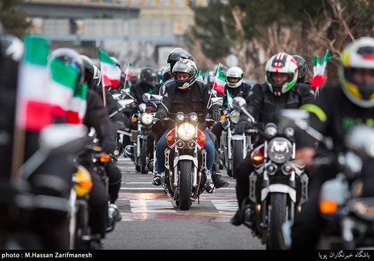 رژه موتورسواران کانون موتورسواری سپاه محمدرسول الله(ص) و ادای احترام به شهدای هشت سال دفاع مقدس به مناسبت دهه ی فجر، از خیابان انقلاب تا بهشت زهرای تهران انجام شد.
