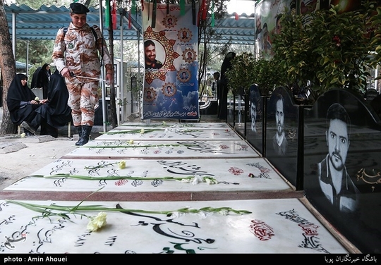 در آستانه چهلمین سالروز پیروزی انقلاب اسلامی، آیین «مهمانی لاله ها» (گلباران و عطرافشانی گلزار شهدا)، در گلزارهای شهدای بهشت زهرا برگزار شد.
