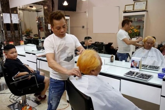 آرایشگاهی در ویتنام در آستانه برگزاری دومین دیدار سران آمریکا و کره‌شمالی، موهای مشتریان خود را شبیه مدل موهای «دونالد ترامپ» و «کیم جونگ اون» کوتاه می‌کند.
