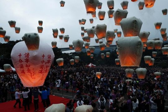 جشن سال نوی چینی با رها کردن فانوس های شناور در آسمان و آتش بازی‌ به پایان رسید.
