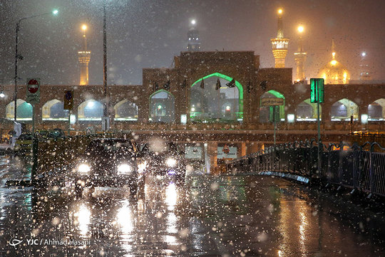 بارش برف زمستانی در آخرین شب بهمن ماه مشهد را سراسر سفیدپوش کرد.
