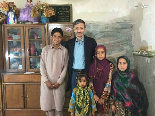 بازدید پرویز فتاح از منزل مددجویان کمیته امداد در شهرستان سراوان استان سیستان و بلوچستان
