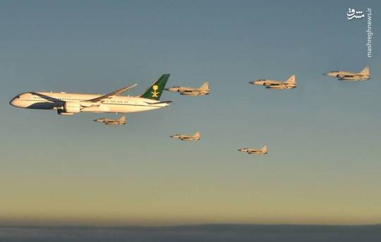 هواپیمای حامل ولیعهد سعودی با 6 جنگنده «جی اف-17» ارتش پاکستان وارد فرودگاه نورخان اسلام آباد شد.همزمان با اعتراضات مردمی به این سفر، فضای پایتخت پاکستان نیز به شدت امنیتی شد
