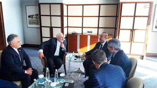 محمدجواد ظریف و چاووش‌اوغلو، وزیران امور خارجه ایران و ترکیه در حاشیه نشست فوق العاده سازمان همکاری اسلامی در استانبول دیدار و گفت‌وگو کردند.

