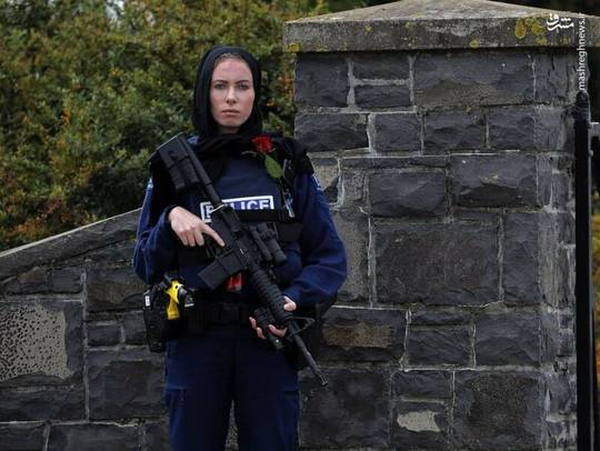افسران زن پلیس نیوزیلند و شهروندان محلی در تشییع قربانیان حمله تروریستی، به احترام مسلمانان، روسری پوشیدند.

