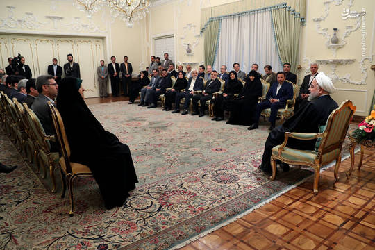 جمعی از وزیران، مدیران و مسئولان اجرایی کشور به مناسبت آغاز سال نو، با حسن روحانی رئیس جمهوری در محل نهاد ریاست جمهوری دیدار کردند.

