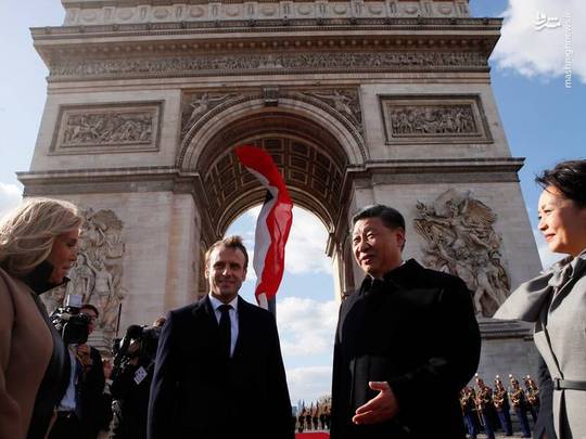 شی جین پینگ رئیس جمهوری چین در یک سفر رسمی سه روزه وارد فرانسه شد و از سوی امانوئل مکرون رئیس جمهوری این کشور مورد استقبال قرار گرفت.


