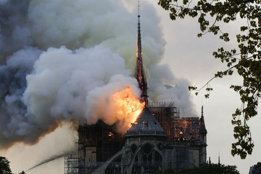 کلیسای تاریخی نوتردام پاریس نماد ملی-مذهبی فرانسه که سالانه 13 میلیون توریست از آن بازدید می‌کردند، در آتش سوخت.
