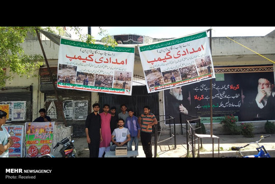 ایستگاه‌های جمع‌آوری کمک برای سیل‌زدگان ایرانی در لاهور پاکستان، کمک‌های مردم پاکستان برای ارسال به ایران را جمع‌آوری می‌کنند.