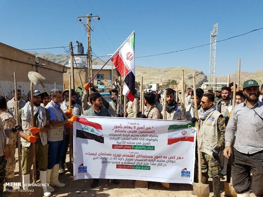 نیروهای عراقی «شباب مخیم الرایة الحسینی» برای کمک رسانی به سیل‌زدگان به شهر پلدختر آمدند.